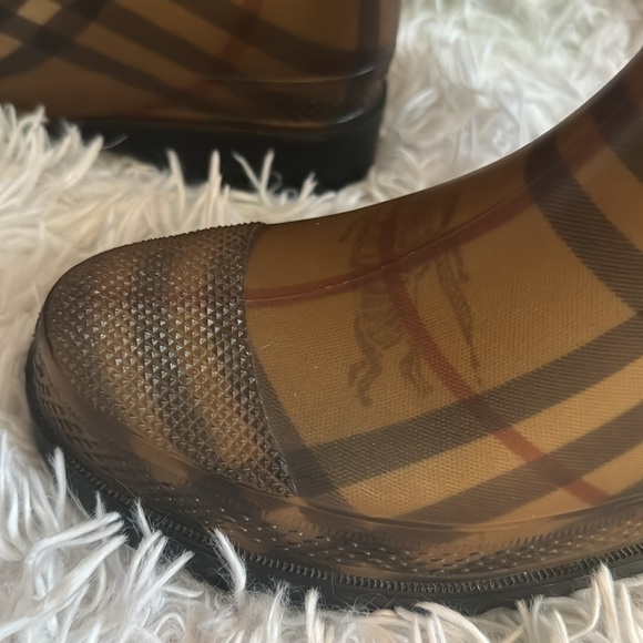 Burberry Rainboots Sz 38. In very good condition! Only worn a handful of times. - Picture 3 of 10